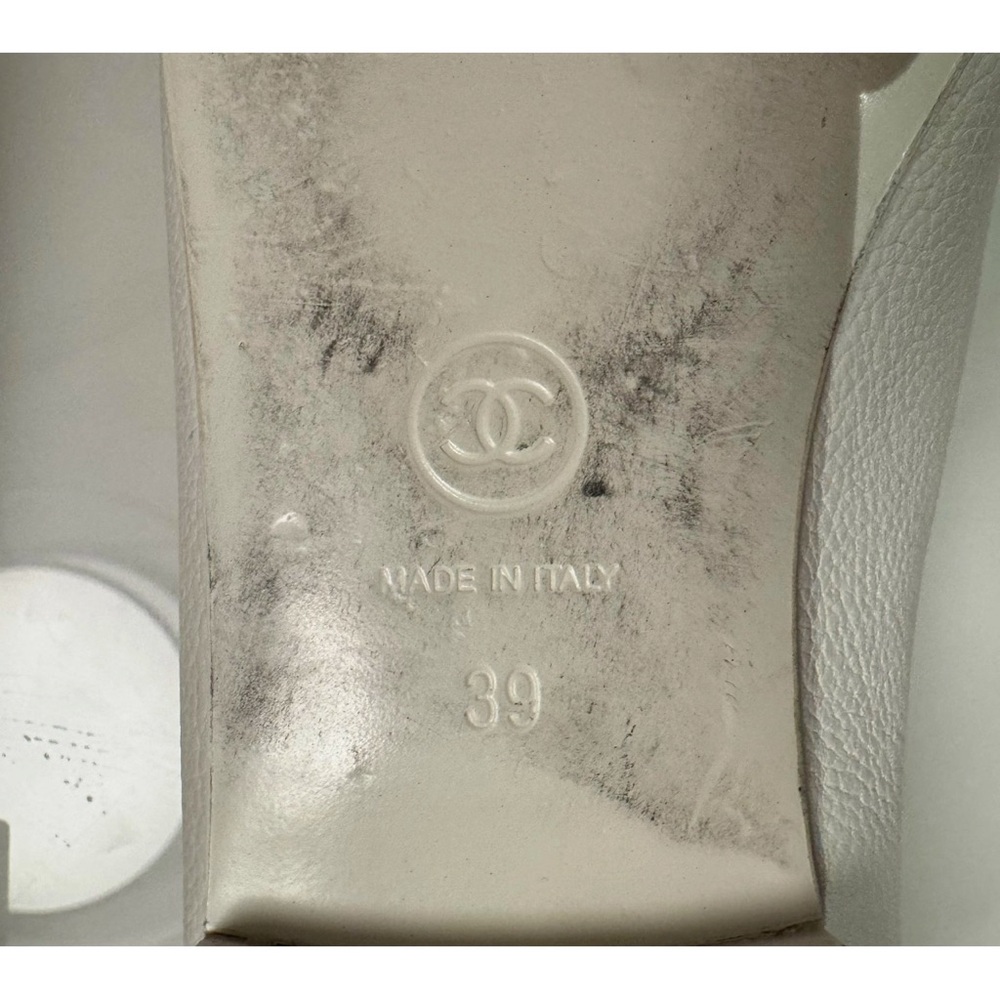 CHANEL Two-Tone White and Black Flats - Picture 9 of 11